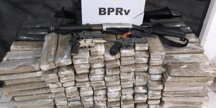 Polícia Rodoviária apreende 143 kg de drogas e armas no Paraná