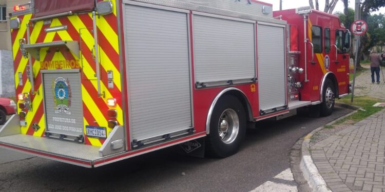 Menino de 4 anos cai do 4º andar de prédio em São José dos Pinhais e fica gravemente ferido