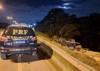 Caminhão tomba na BR-116 e motorista não resiste aos ferimentos