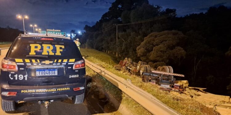 Caminhão tomba na BR-116 e motorista não resiste aos ferimentos