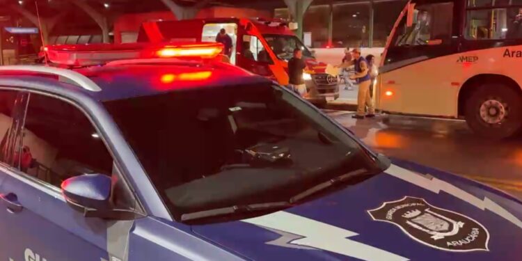 Passageiros são esfaqueados em arrastão dentro de ônibus em Curitiba