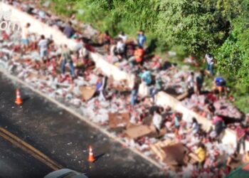 Carreta carregada com energético e uísque tomba na BR-277 e indígenas saqueiam a carga