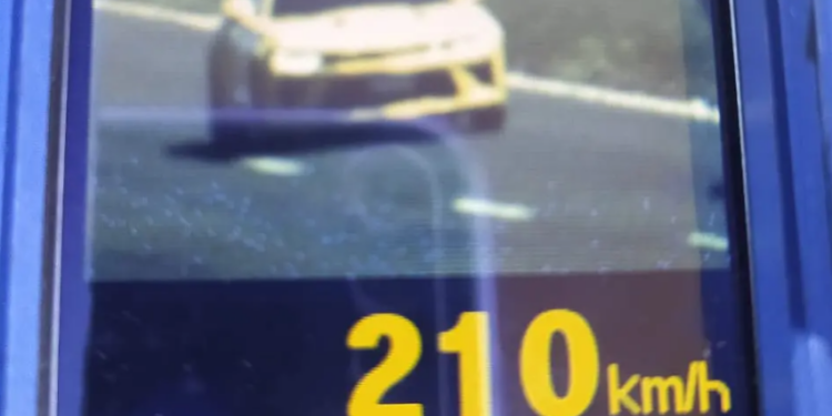 PRF flagra veículo a 210 km/h em trecho com limite de 110 km/h
