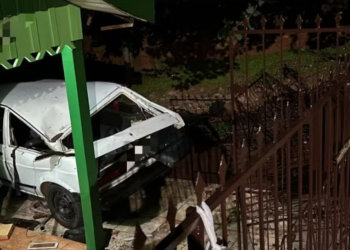 Indivíduo sem CNH tenta fugir da polícia, colide veículo em residência e é preso