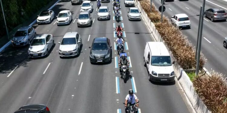 Vereador envia projeto de lei para a implementação de faixa exclusiva de circulação de motos em Curitiba