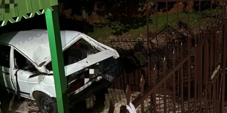 Indivíduo sem CNH tenta fugir da polícia, colide veículo em residência e é preso