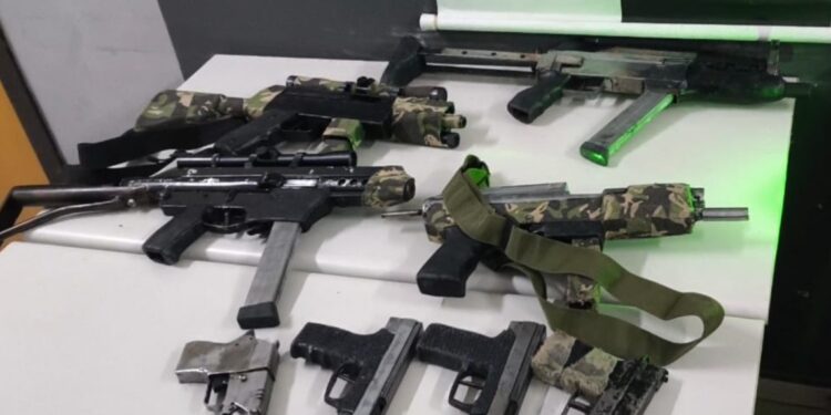 Policiais militares descobrem fábrica clandestina de armas em Colombo
