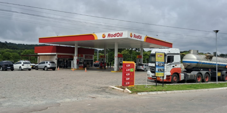 Criminosos invadem posto de combustíveis e roubam cofre em Almirante Tamandaré