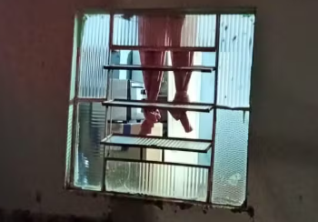 Cortina amarrada é confundida com corpo e bombeiros são acionados