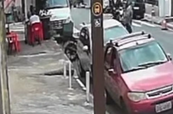 Homem morre após ser atingido por motociclista que empinava moto