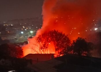 Incêndio de grandes proporções atinge residências no Parolin, em Curitiba