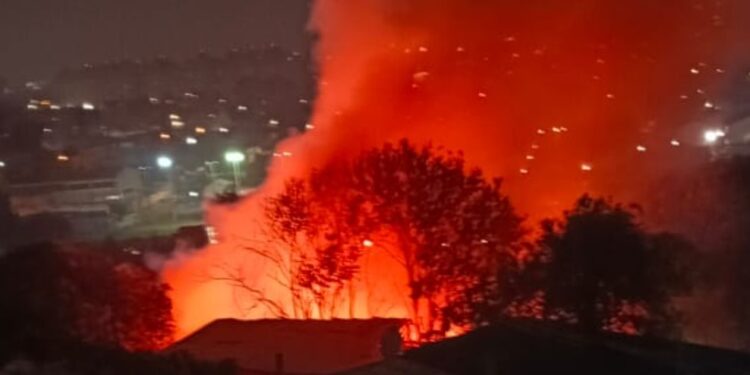 Incêndio de grandes proporções atinge residências no Parolin, em Curitiba
