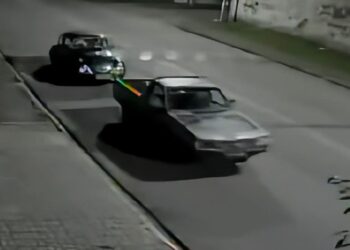 Em Curitiba, criminosos amarram fusca em caminhonete e levam o veículo