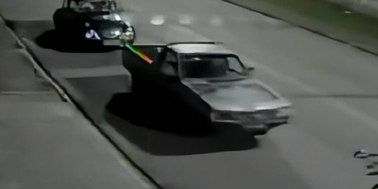 Em Curitiba, criminosos amarram fusca em caminhonete e levam o veículo