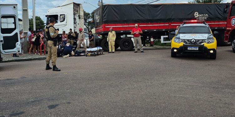 Idoso atingido por carreta que avançou a preferencial morre no hospital
