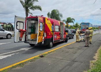 Passageira de veículo de aplicativo fica ferida em acidente na Linha Verde