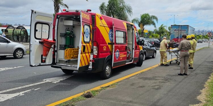Passageira de veículo de aplicativo fica ferida em acidente na Linha Verde
