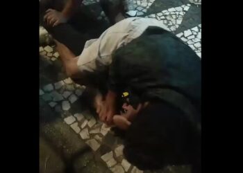 População agride e deixa indivíduo que estaria realizando assaltos sem calças e amarrado em Curitiba