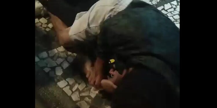 População agride e deixa indivíduo que estaria realizando assaltos sem calças e amarrado em Curitiba