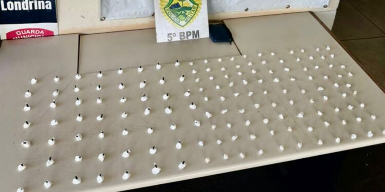 Polícia Militar encontra drogas abandonadas durante patrulhamento em Londrina