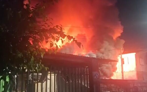 Incêndio atinge residências na Vila Pantanal