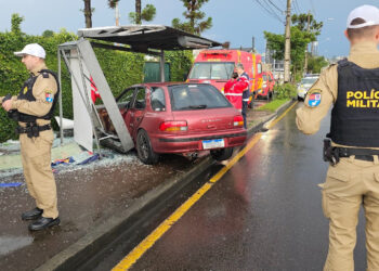 Mãe e filho seguem internados após atropelamento em ponto de ônibus