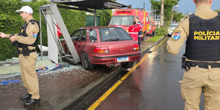 Mãe e filho seguem internados após atropelamento em ponto de ônibus