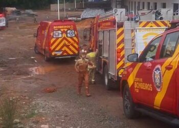 Bombeiros realizam resgate dramático de trabalhadores que foram soterrados