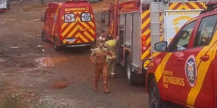 Bombeiros realizam resgate dramático de trabalhadores que foram soterrados