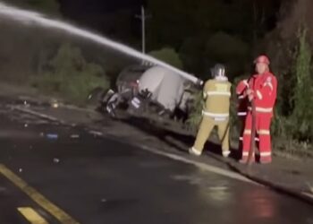 Colisão entre duas carretas acaba com dois mortos, no Paraná