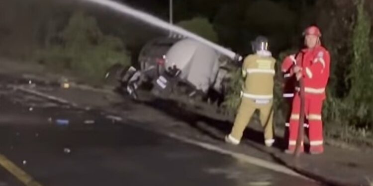 Colisão entre duas carretas acaba com dois mortos, no Paraná