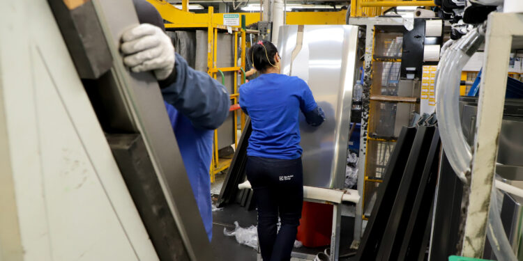 Comece o ano empregado: Agências do Trabalhador iniciam 2025 com 9,7 mil vagas