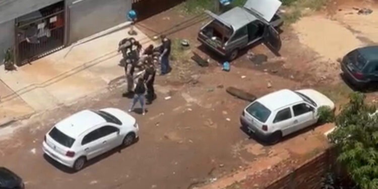 Integração terra e ar: policiais prendem ladrões de carro com auxílio de helicóptero da PMPR