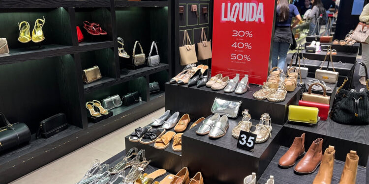 Comércio de Curitiba inicia as liquidações de verão