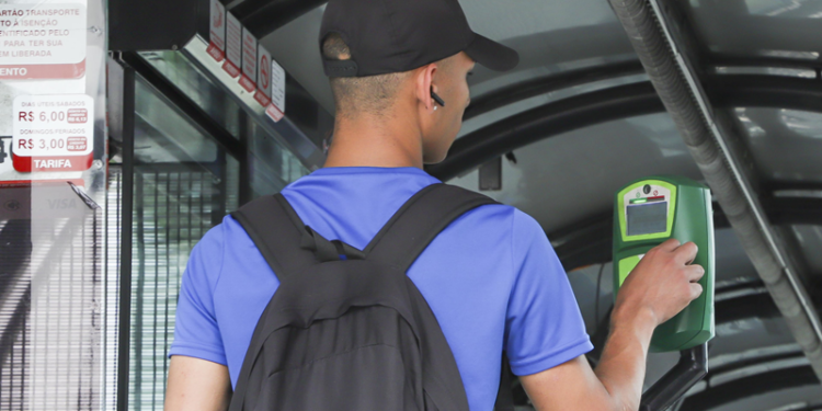 Em busca de emprego? Saiba o que será necessário para garantir passagem de ônibus de graça