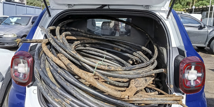 Guarda Municipal prendeu, neste domingo, dois homens que furtavam cabos de telefonia