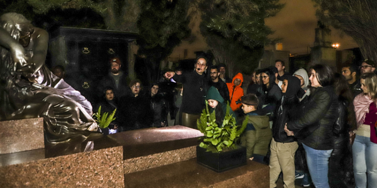 Lua cheia marca a volta das visitas guiadas noturnas ao Cemitério Municipal de Curitiba