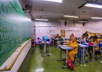 Aulas da EJA voltaram nas escolas municipais de Curitiba; saiba como se matricular