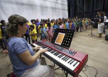 Crianças e jovens de Curitiba podem aprender música sem pagar nada