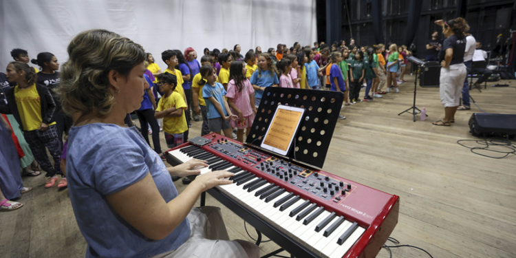 Crianças e jovens de Curitiba podem aprender música sem pagar nada