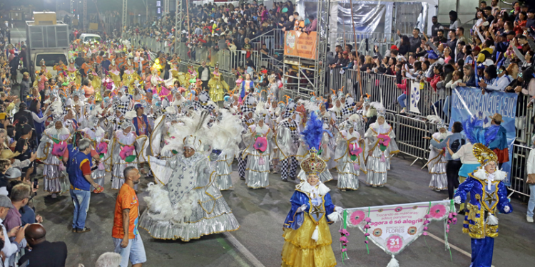 Folia de Curitiba terá desfile de 10 escolas de samba e programação para toda a família