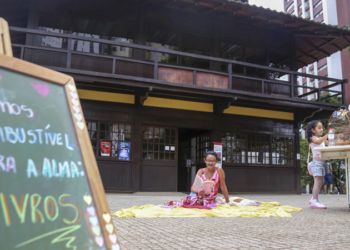 Vai ficar em Curitiba no carnaval? Casa das Bruxas e biblioteca da Praça do Japão têm contação de histórias para crianças e adultos