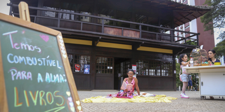 Vai ficar em Curitiba no carnaval? Casa das Bruxas e biblioteca da Praça do Japão têm contação de histórias para crianças e adultos