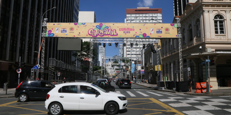 Marechal Deodoro tem bloqueios e desvios de ônibus para montagem das arquibancadas do carnaval