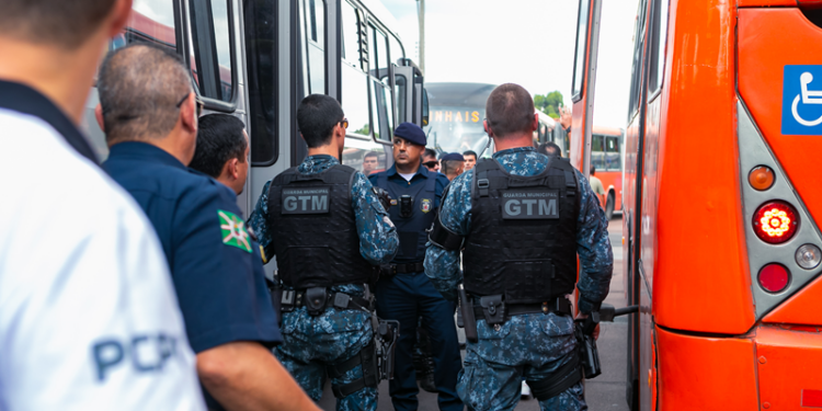 Em operação conjunta, 20 adolescentes são apreendidos por não pagarem passagem em Curitiba