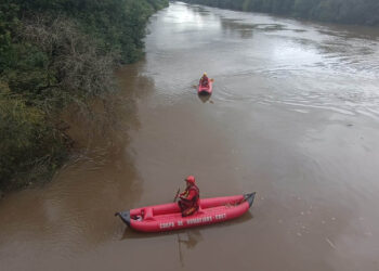 Com apoio de drone, bombeiros localizam corpo de menino que se afogou em Curitiba