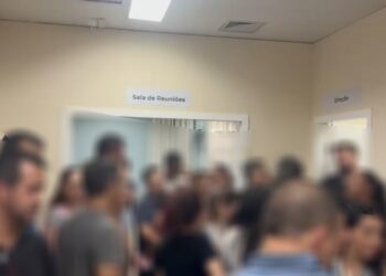 Protesto e confusão marcam reunião de pais em escola municipal de Curitiba