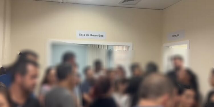 Protesto e confusão marcam reunião de pais em escola municipal de Curitiba