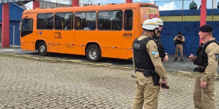 Torcedores causam tumulto e são detidos em Curitiba