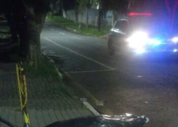 Tiroteio deixa um morto e outro ferido na frente de balada na RMC